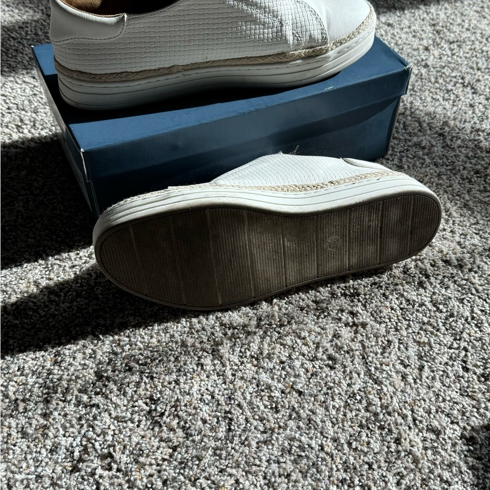 Universal Thread No Lace Sneakers - Picture 3 of 3